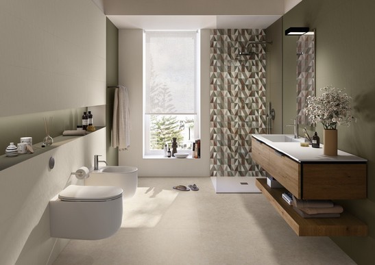 Salle de bains luxueuse avec sol effet pierre, revêtement de douche effet papier peint et murs verts