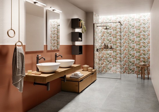 Salle de bains moderne avec sol imitation pierre et carrelage mural effet papier peint