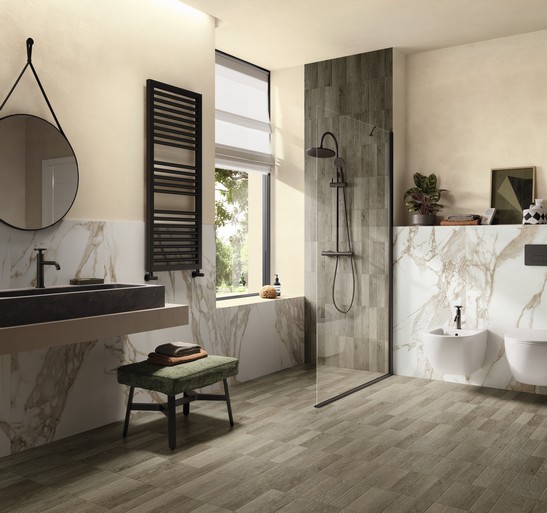 Salle de bains moderne avec sol effet bois rustique et carrelage mural effet marbre blanc et beige