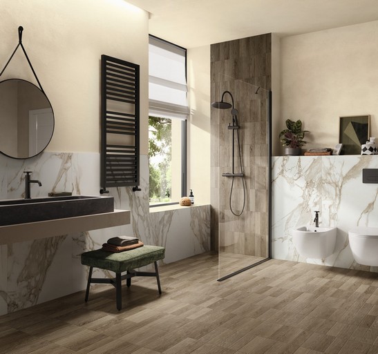 Bagno moderno con pavimento effetto legno rustico e rivestimento effetto marmo bianco e beige