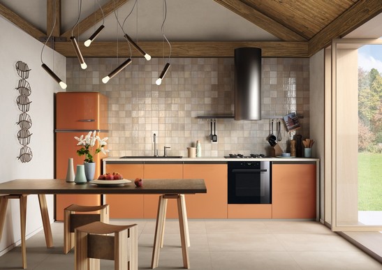 Cuisine classique de style rustique avec sol effet béton et carrelage blanc