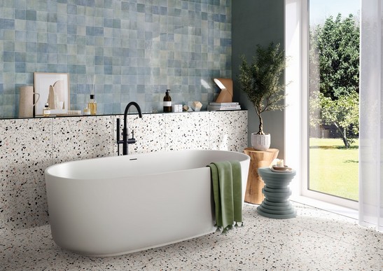 Salle de bains de luxe moderne-vintage avec baignoire et carrelage effet terrazzo