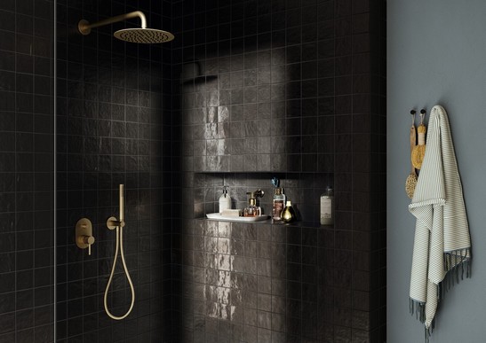Modernes Bad mit Dusche und schwarzen Fliesen 