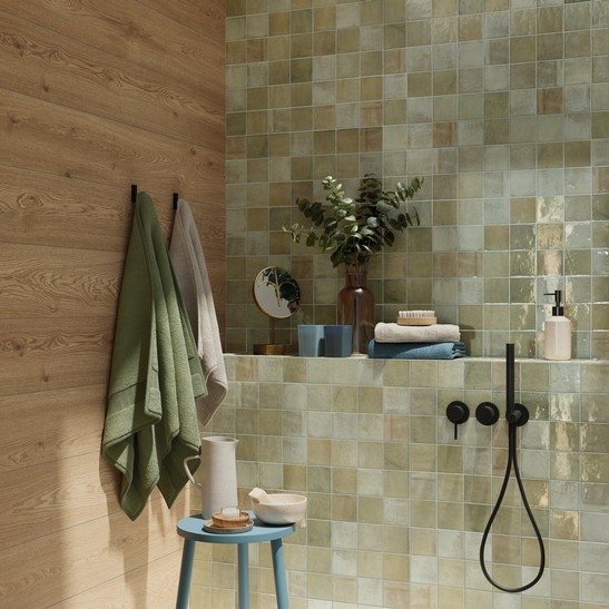 Salle de bains rustique avec douche effet bois et carrelage vert 