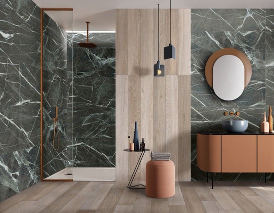Salle de bains moderne avec douche, sol imitation bois et revêtement effet marbre vert