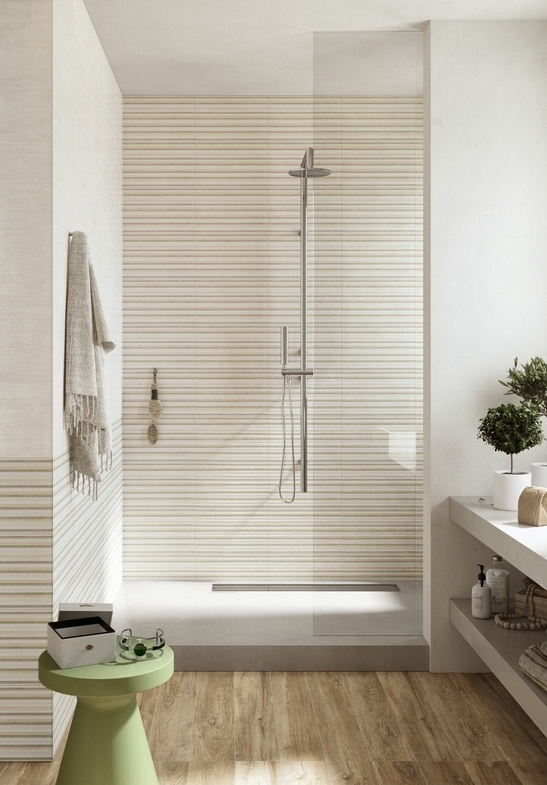 Salle de bains en longueur avec douche, moderne, effet bois et déco blanc beige.