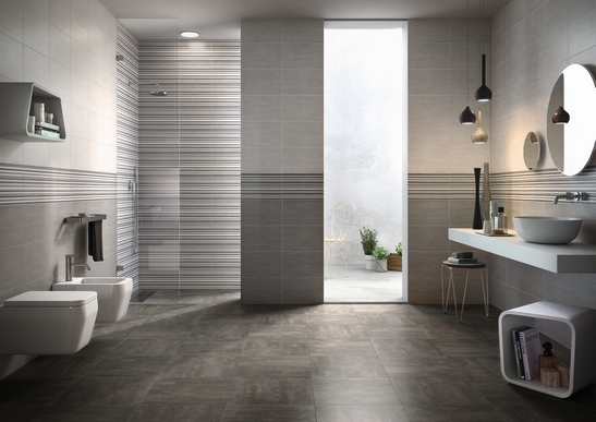 Bagno moderno con doccia. Effetto cemento grigio, decoro a righe: un bagno minimalista