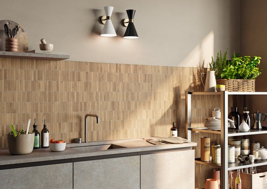 Cuisine moderne avec revêtement en mosaïque grès cérame effet bois marron