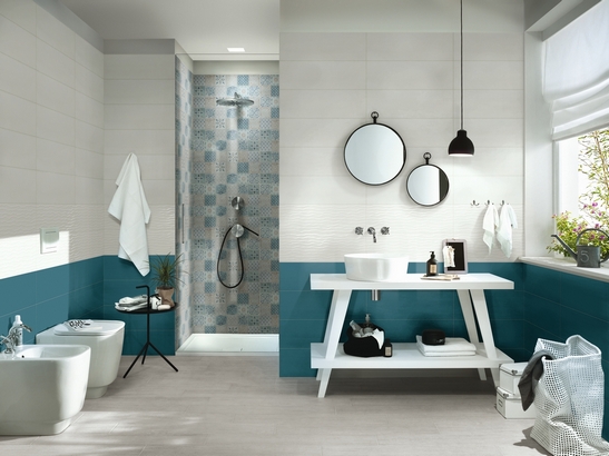 Bagno colorato con doccia. Rivestimento bianco e blu per un bagno moderno