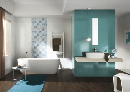 Salle de bains colorée avec baignoire. Tons blanc et bleu et effet bois pour une salle de bains moderne.