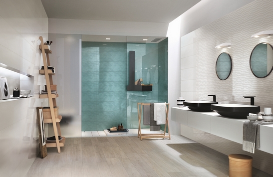 Farbiges Badezimmer mit Dusche. Weiß- und Blautöne und Holzoptik für ein modernes Badezimmer