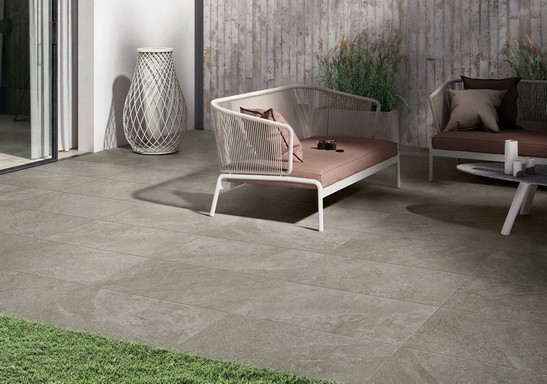 Moderner Außenbereich, Terrasse mit grauem Steinoptik Boden 