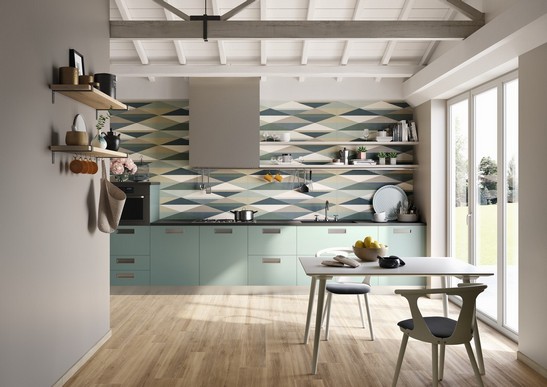 Cucina lineare colorata con pavimento in gres effetto legno