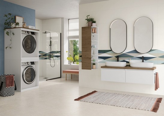 Klassisches Badezimmer mit Dusche, Boden Steinoptik Weiß