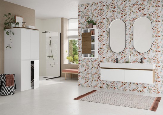 Salle de bains vintage avec carrelage mural effet papier peint floral et sol imitation pierre