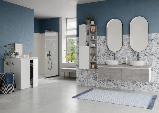 Salle de bains moderne avec sol effet pierre grise et revêtement effet papier peint blanc et bleu