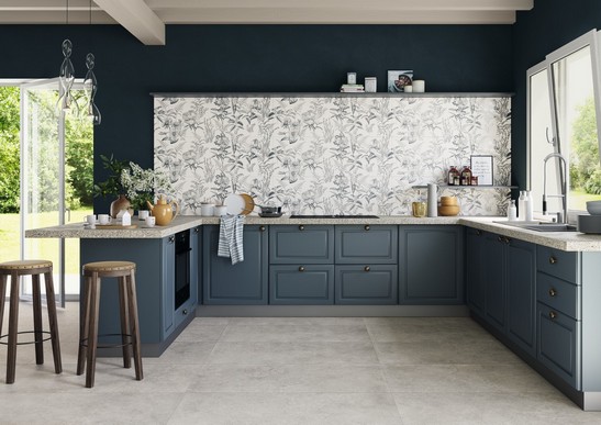 Cucina moderna ad angolo con penisola e pavimento effetto pietra grigio
