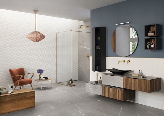Bagno moderno con doccia e pavimento effetto pietra grigio di lusso
