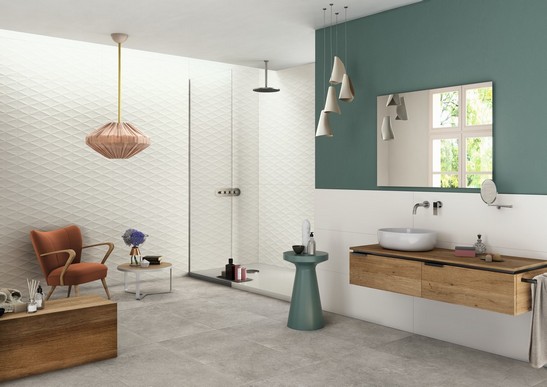 Salle de bains moderne dans des tons clairs avec sol imitation pierre