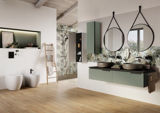 Salle de bains moderne avec douche, sol effet bois beige et revêtement effet papier peint