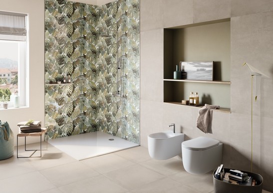 Salle de bains luxueuse avec sol effet ciment beige et revêtement effet papier peint