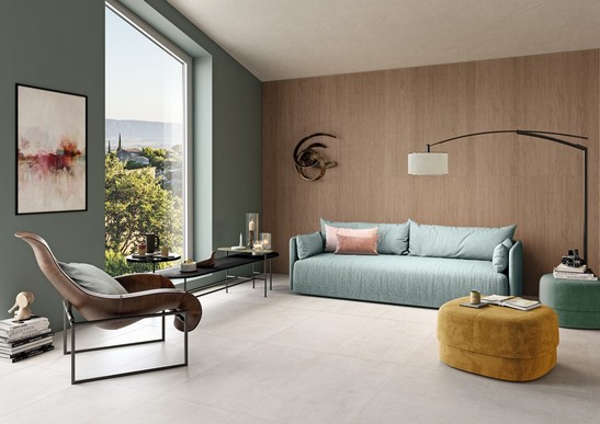 Petit séjour moderne et classique effet bois avec sol effet béton ciré