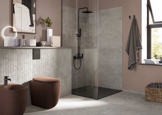 Bagno moderno piccolo con pavimento e rivestimento effetto pietra grigia