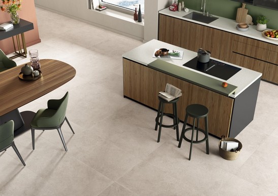 Moderne und lineare offene Küche mit luxuriösem Boden Steinoptik