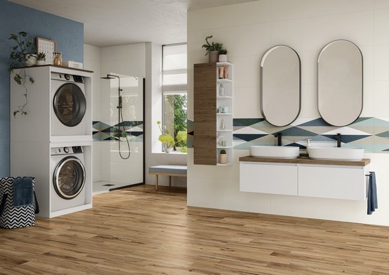 Badezimmer mit Dusche, Boden Holzoptik Braun und Wände Blau