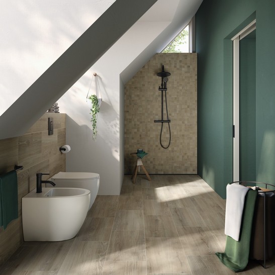 Modernes minimalistisches kleines Badezimmer mit Dusche aus Mosaik Steinoptik und Boden im Holzoptik 