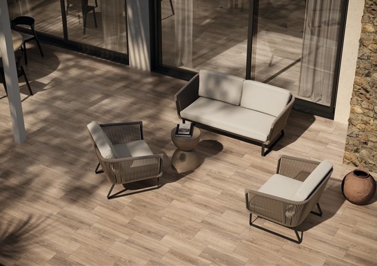 Moderner Außenbereich mit Patio in Holzoptik 