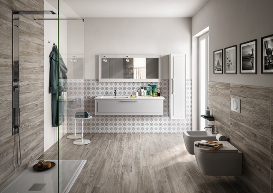 Salle de bains rustique au style vintage, avec douche : effet bois, tons de blanc, de bleu et de beige.