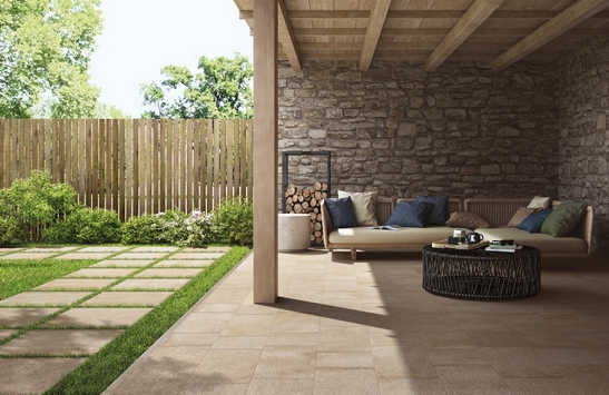 Terrasse moderne, tons de gris et sol effet pierre.