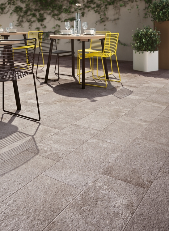 Patio moderno, pavimento in gres effetto pietra grigia