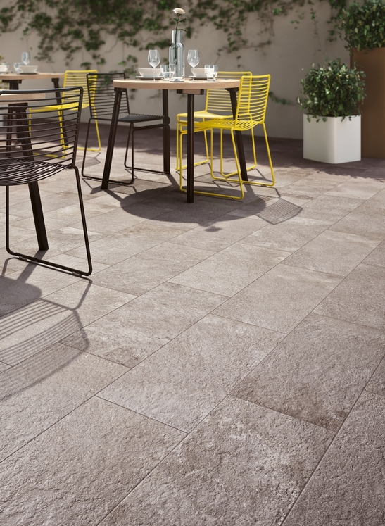 Moderne Terrasse, grauer Feinsteinzeugboden in Steinoptik