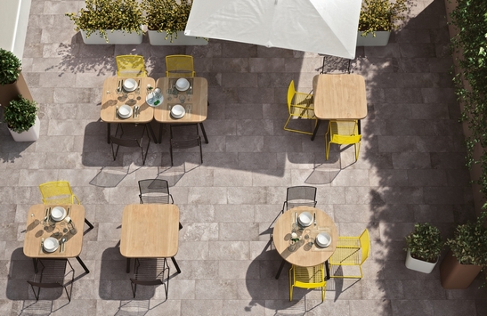 Modernes Außenrestaurant und Cafe mit Boden in Steinoptik und Grautönen