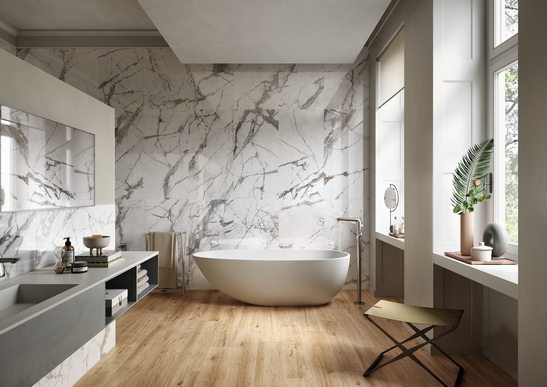 Luxuriöses, modernes Badezimmer mit Badewanne. Weißer Marmor-und Holzoptik, klassisch und elegant.