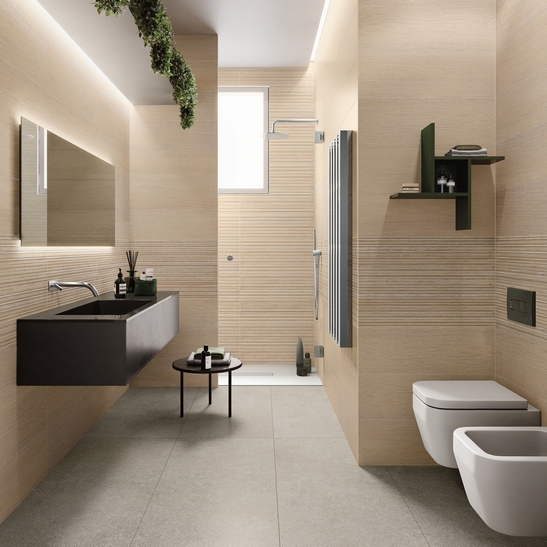 Salle de bains moderne, en longueur, avec douche. Effet bois et béton en beige et gris.