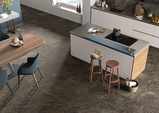 Luxuriöse offene Küche mit Boden Marmoroptik Schwarz und Beige