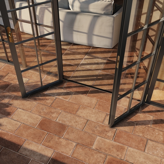 Rustikale Terrasse mit  Cotto-Optik Feinsteinzeug in Rottönen