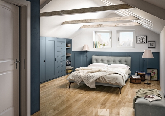 Modernes Schlafzimmer in Blau und Beige im Vintage-Stil, eleganter, glänzender Holzeffektboden