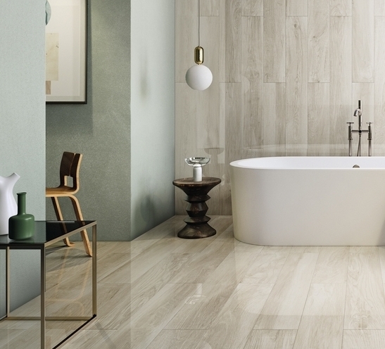 Klassisches, luxuriöses Badezimmer mit Badewanne: glänzende Holzoptik in Weiß, Beige und Grau