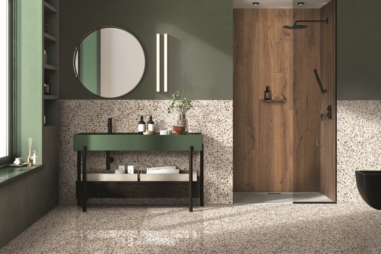 Salle de bains moderne dans des tons de vert et de blanc avec grès cérame effet bois et terrazzo vintage.