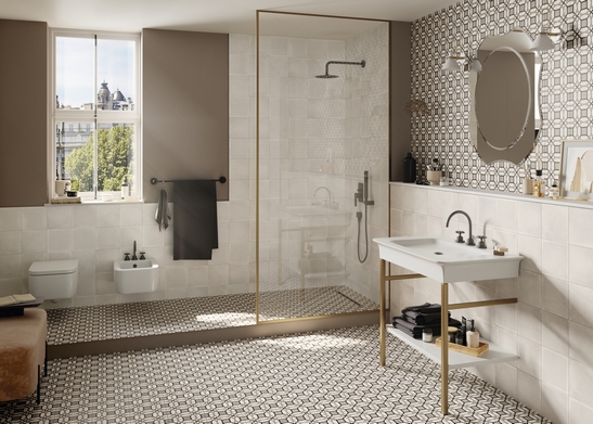 Salle de bains vintage de luxe, avec douche à l’italienne : motif classique en blanc, beige et gris.