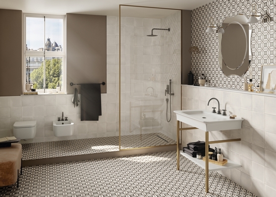 Bagno vintage di lusso, con doccia walk-in: decoro classico in bianco, beige, grigio