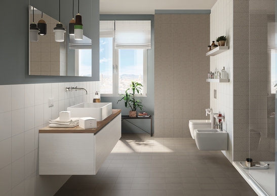 Petite salle de bains moderne en longueur. Douche, motif géométrique vintage blanc et beige.