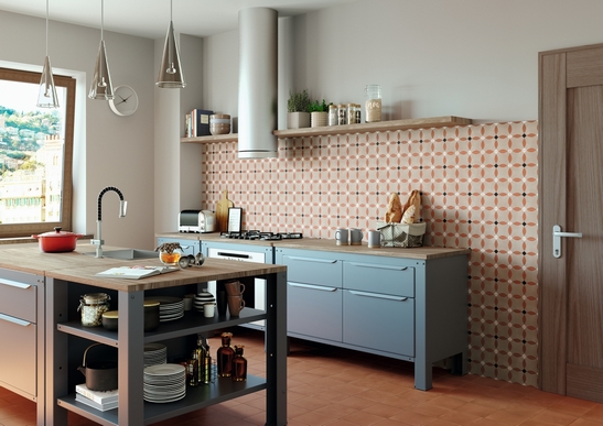 Cuisine moderne avec îlot central. Sols en terre cuite rouge pour un style rustique.