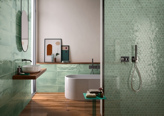 Salle de bains moderne colorée avec douche et baignoire. Effet bois et carrelage vert jade.