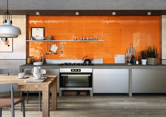 Cucina moderna rustica con rivestimenti arancioni e pavimento effetto legno