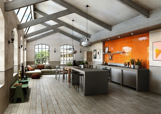 Cuisine colorée rustique ouverte avec îlot central et carrelage mural orange.